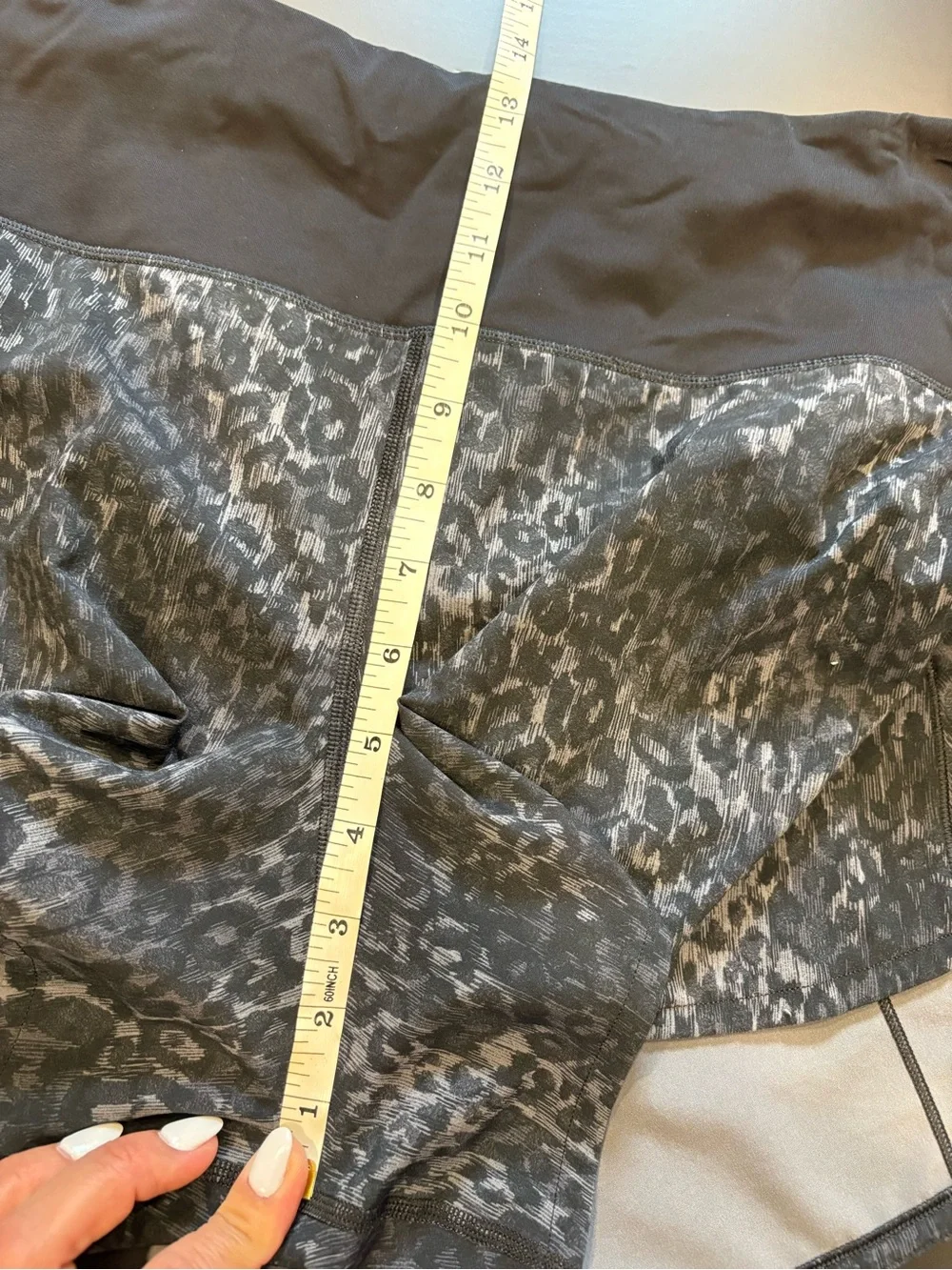Lululemon Athletica Women's Speed-Up Gray/Black Athletic Shorts - Picture 10 of 12